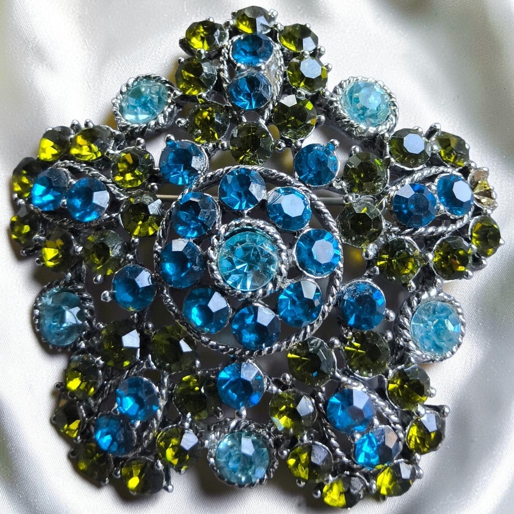 Vintage Blue Green Rhinestone Starburst Brooch Unsigned Regency Style Domed‎ 2"